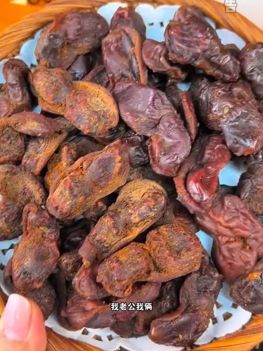 过木炭熏烤的盐焗风干鸡胗,肉质紧实越嚼越香,吃一次我就爱上了,真的老好吃了烧烤美食解馋好物