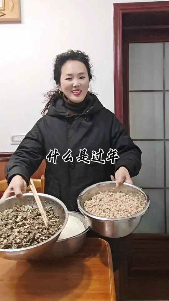 蒸包子,才是过年的味道 什么是过年,是在我们回家过年的路上,和家人一起上街置办年货的时候。