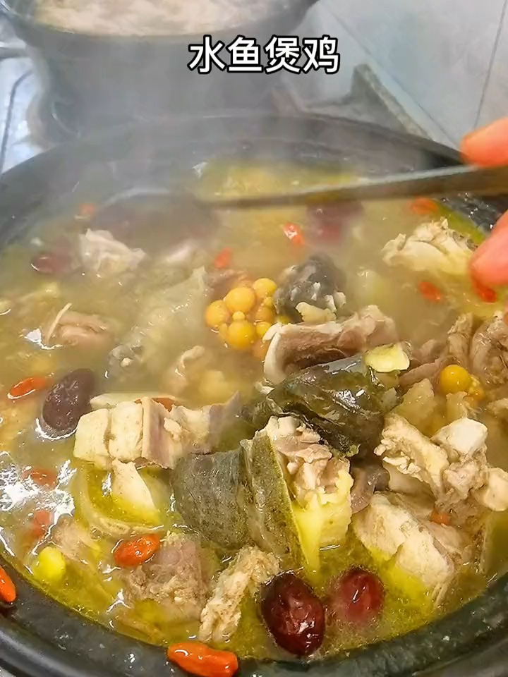 水鱼煲鸡汤天气冷补补身子