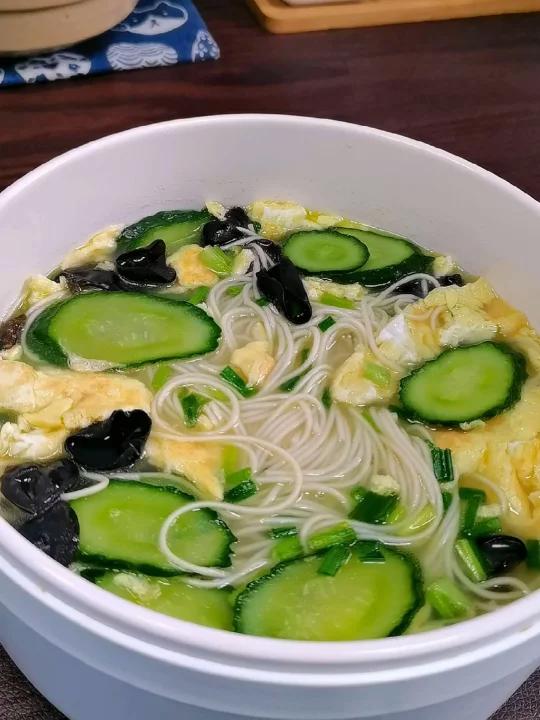 清爽又美味早餐来一碗黄瓜鸡蛋面