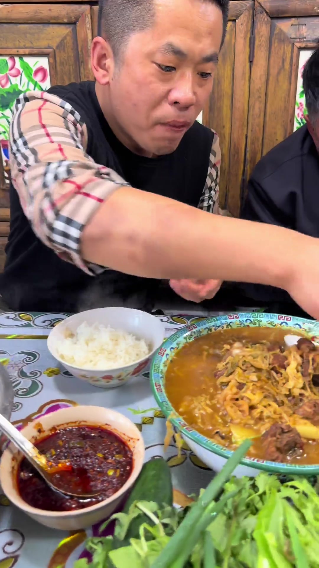 吃肉太香，海带饭包超嫩，放辣椒小葱一卷想想都流口水