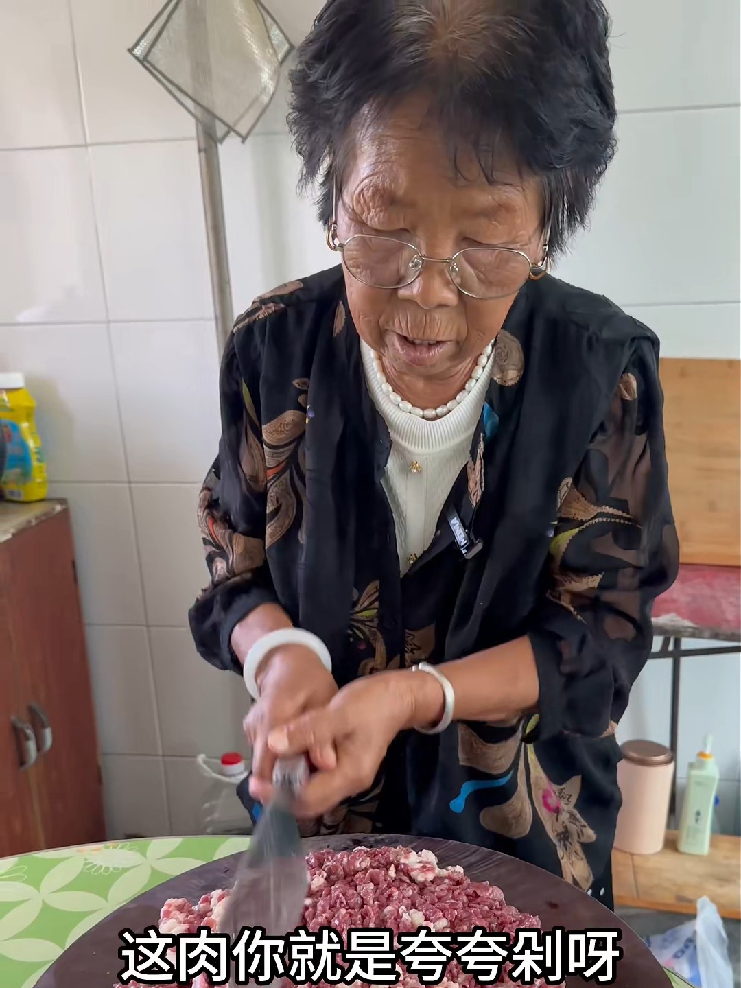 烟火气拉满！农村生活里的硬菜，马肉馅蒸饺一口爆汁