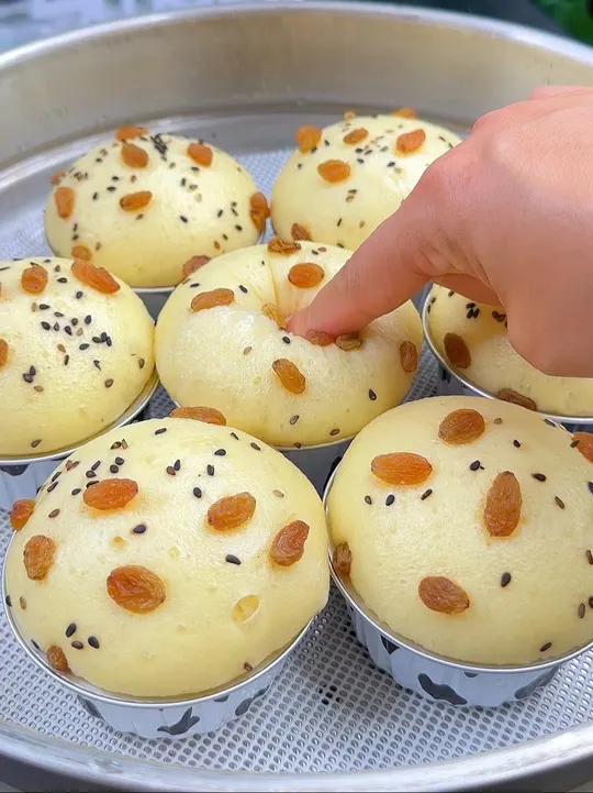 小碗蒸发糕 把鸡蛋液倒入面粉中瞬间变美食