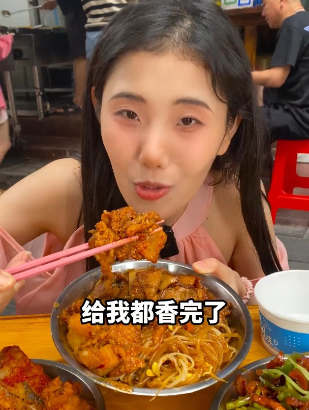 成都街边15元自助餐,20多道菜,85岁老人和4岁以下小孩吃饭免费