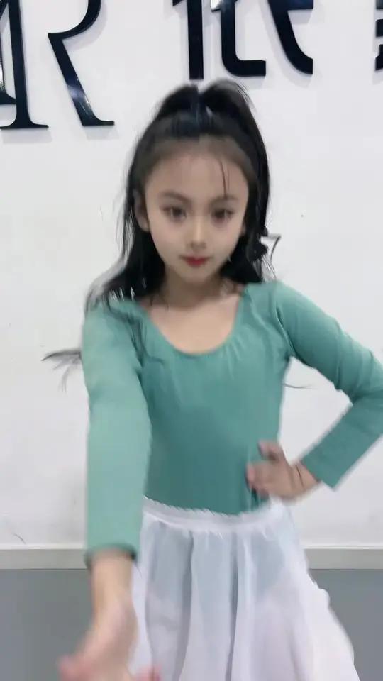 过完年脸圆了,肚子肉肉了,也算对得起那些鸡鸭鱼肉了吧……今日份舞蹈打卡 今日份的小可爱已上