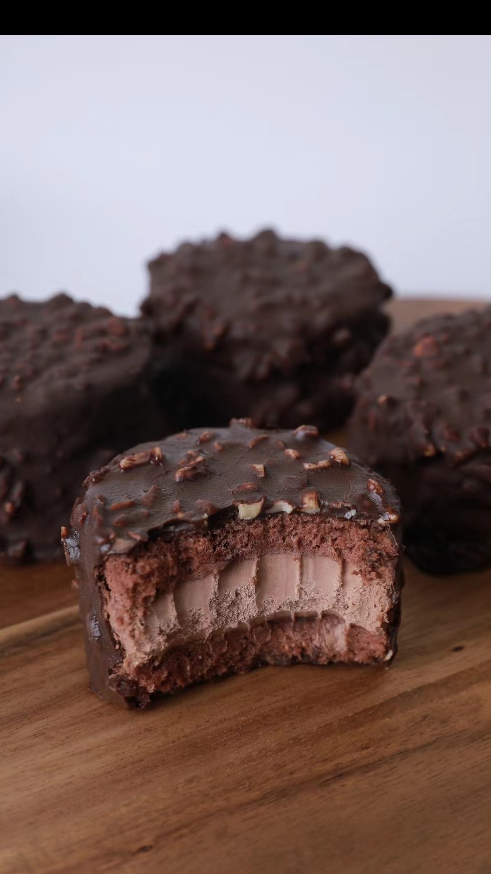 手工涂巧克力浆液太慢怎么办 新款巧克力涂层机 解放双手