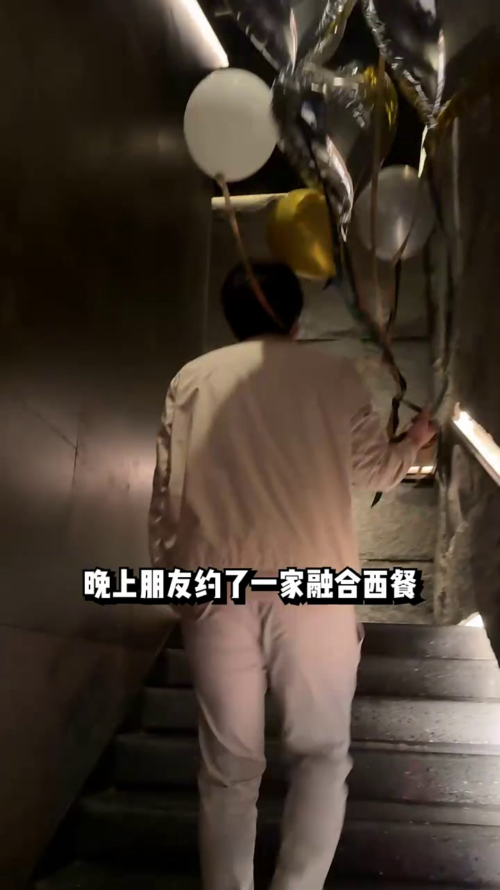 这么大的红魔虾一口嗦，根本是在海底摆餐桌