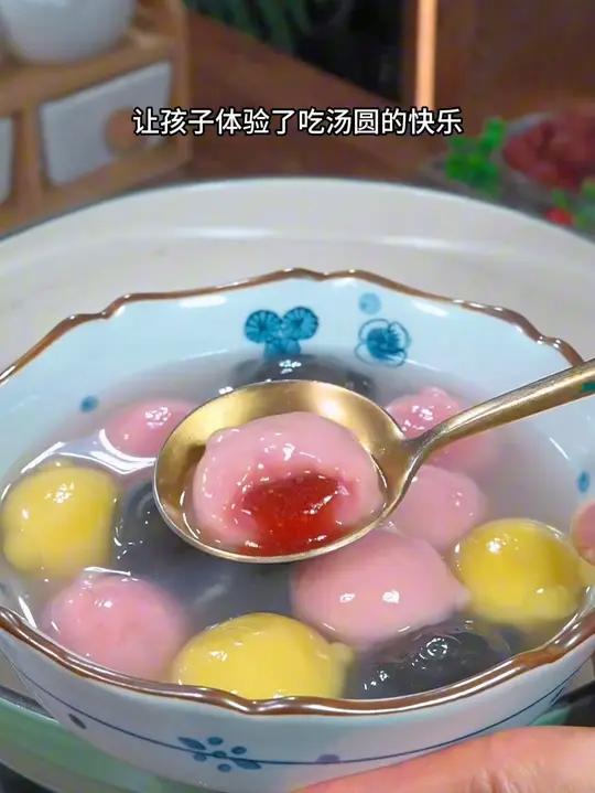 思念联名的可可爱爱蛋仔派对汤圆,有草莓黑芝麻核桃三个口味,大人小孩都太喜欢了