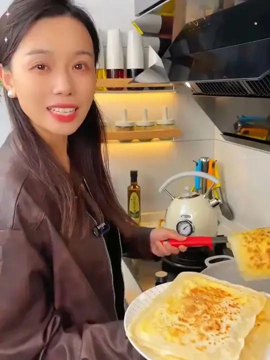 焦香酥脆的 梅干菜锅盔在家几分钟就能搞定,煎出来酥脆咸香好吃还方便早餐饼锅盔早餐吃什么梅干
