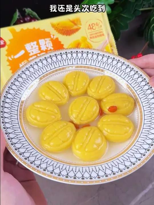汤圆你吃过，那这个一整颗的榴莲汤圆你吃过吗？糯叽叽的榴莲果肉香甜软糯，真的太惊艳了