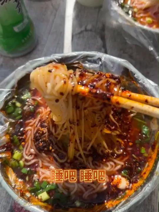 还没睡?来尝尝皖北小吃烫面和娃娃鱼凉粉吧