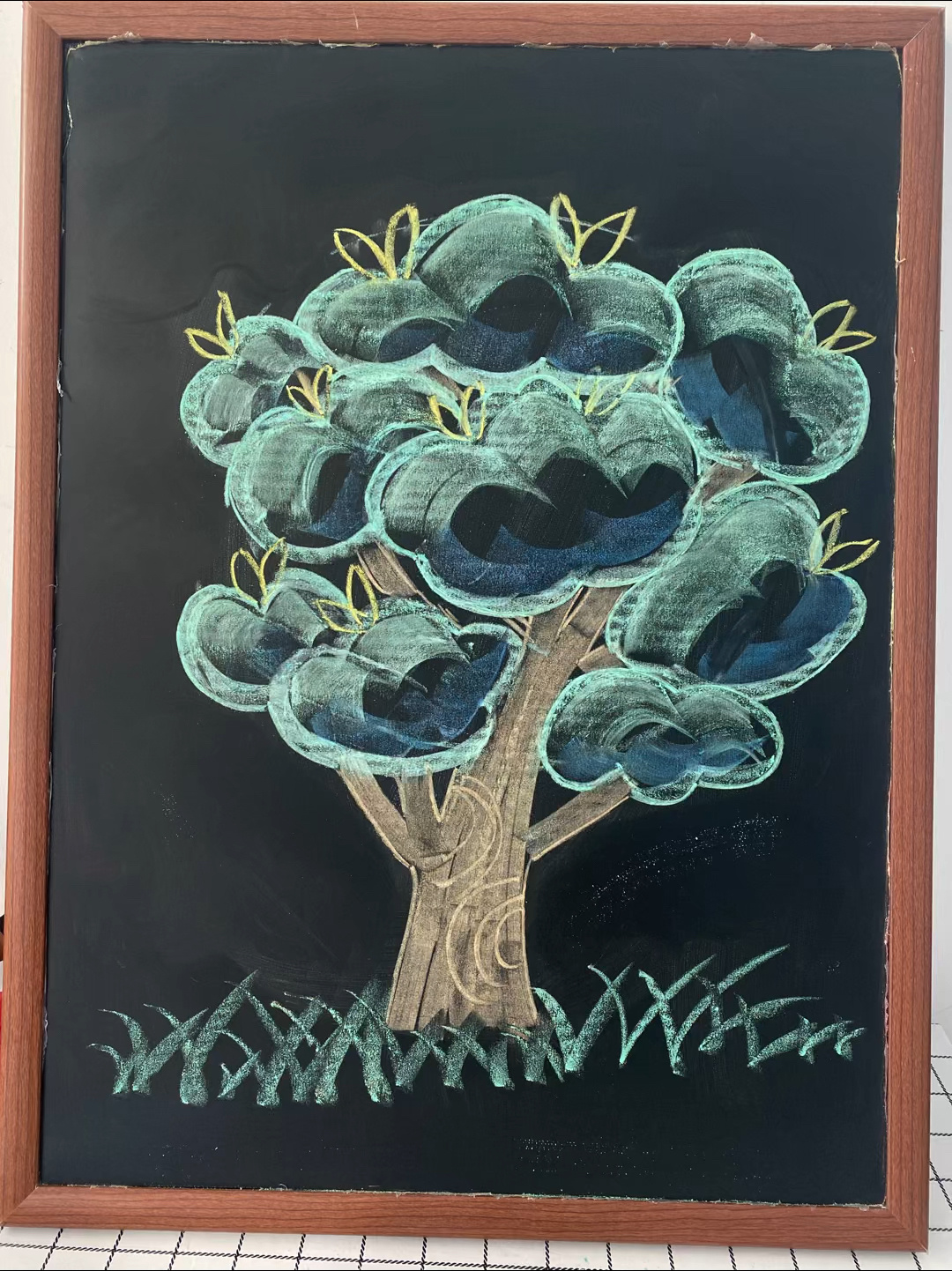 粉笔画打卡|大树的简单画法黑板报(附步骤)