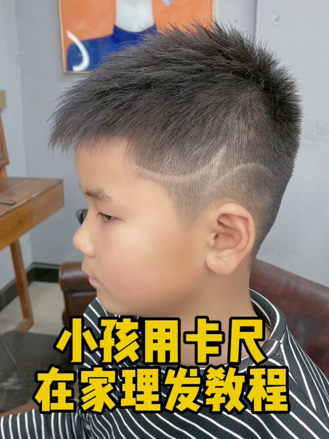 理发店的理发师给漂亮的金发男孩做发型图片下载 - 觅知网
