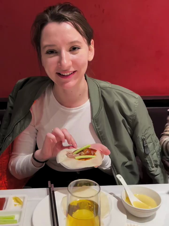 带俄罗斯儿媳妇排队两小时吃顿正宗的北京烤鸭是啥样式的