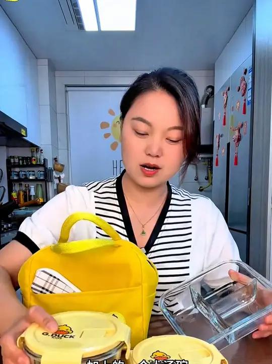 希乐扣的小黄鸭联名饭盒六件套,真的太实用了,上班上学带饭带菜带水果,还能装汤!装零食都是巨