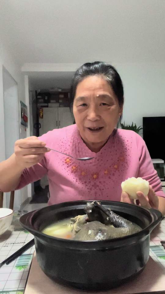 家庭日常：好喝又营养的乌鸡山药汤做法