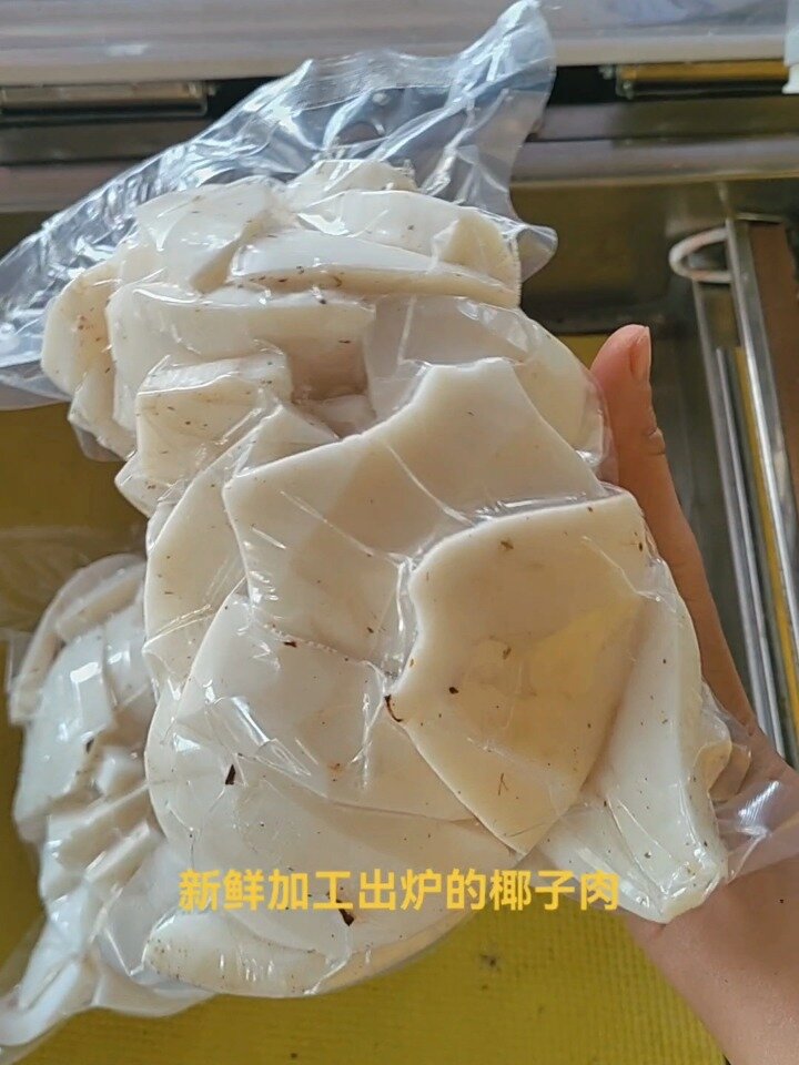 老椰子肉新鲜打包冷冻储存,炖汤榨奶更方便