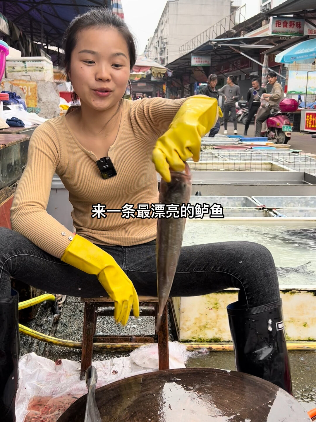 清蒸鲈鱼改刀造型一:孔雀开屏