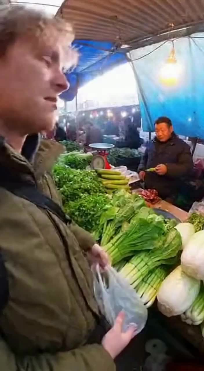 外国朋友买菜,摊主表情亮了