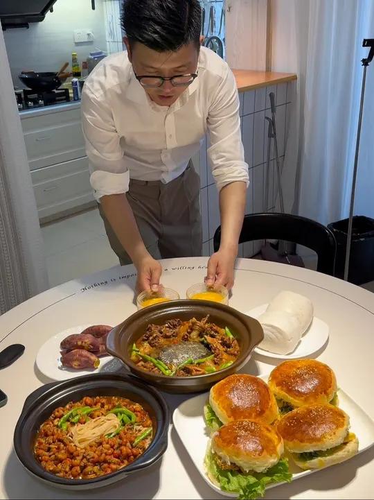 点菜点菜 今天做了妹妹点的炸鸡汉堡,想了好几天了,还有姐姐喜欢的小龙虾拌面,老婆说想吃甲鱼