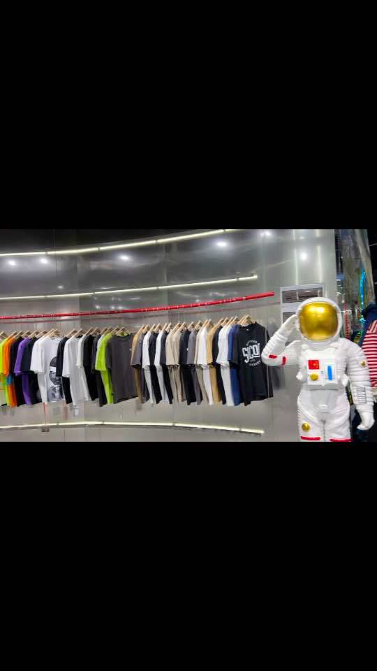 好几年没来广州服装市场了,经过站站地铁人群拥挤来到广州市场,现在的店铺装修风格都很独特有个