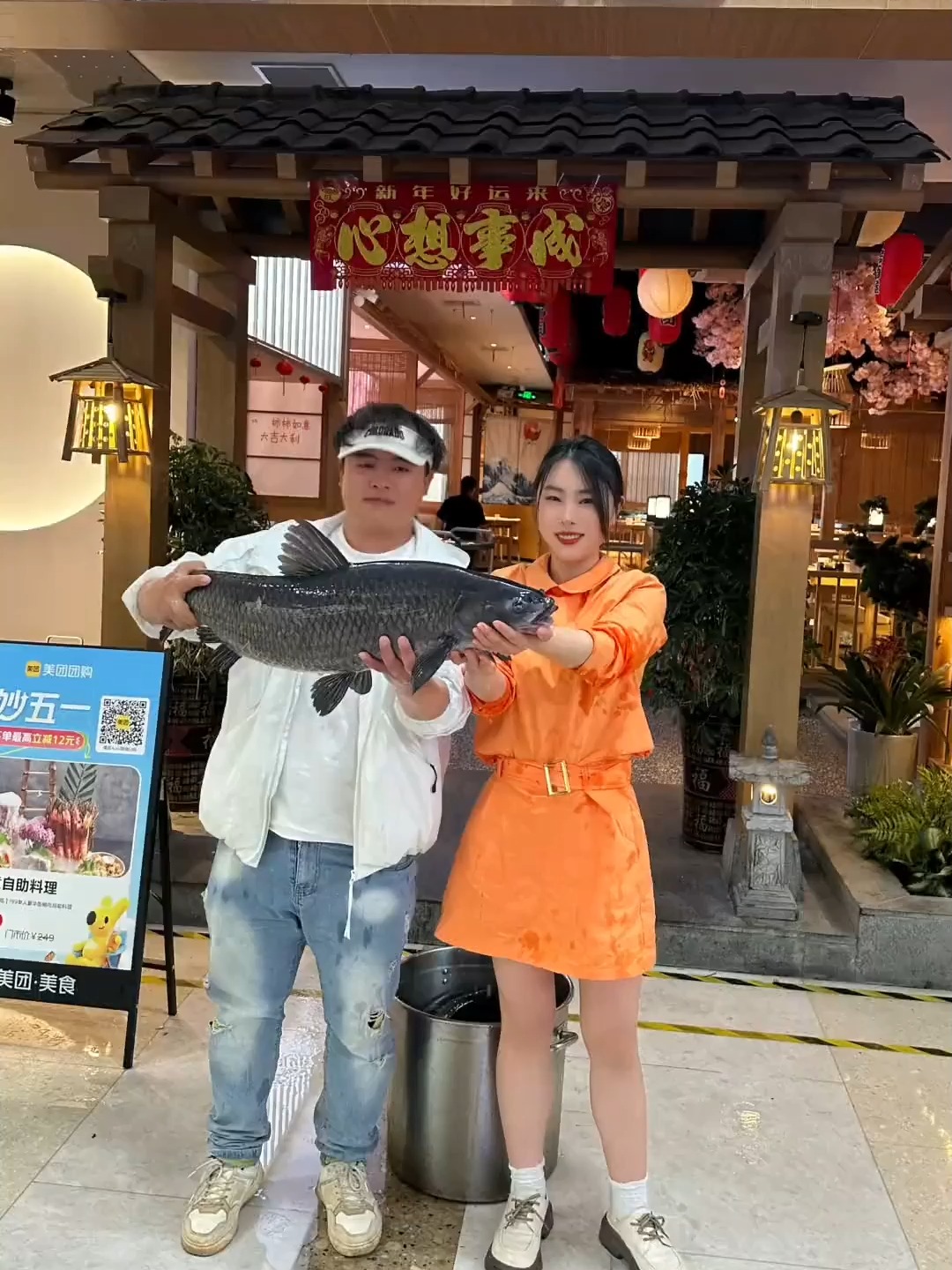 以鱼换饭淡水金枪鱼换三文鱼,老板娘非常爽快,三文鱼就要大口吃