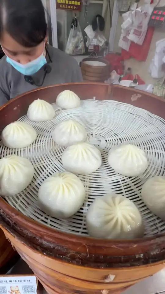 黄桥大肉包小笼包美味出炉 原创视频包子传统小吃黄桥的传统早餐就是包子、馄饨、油条、豆浆!基