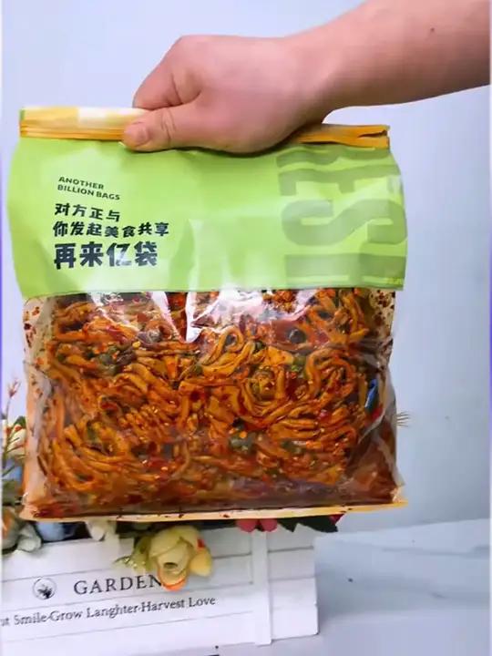 还没试过湖南藤椒鸭肠的姐妹们快试看看!秘制红油裹着鲜卤的鸭肠,真的太赞了!嘎嘎好吃零食推荐