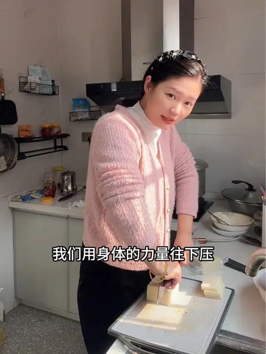 有姐妹说晨晨家这个手工糍粑很难切,是因为没有找到正确方法,看晨晨是咋切的,其实很轻松简单,