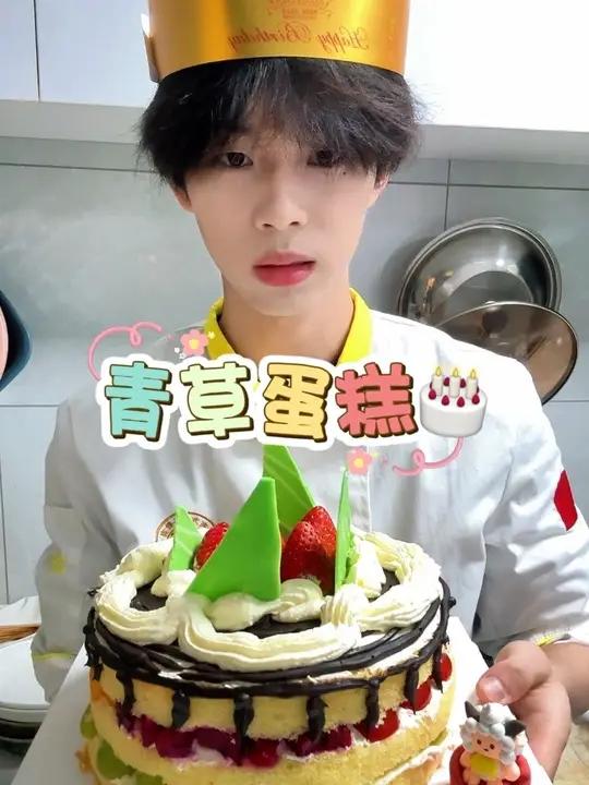 “大家好,本懒的青草蛋糕——又绿又干又扎喉!”  懒得抹奶油?用暖羊羊的羊毛当装饰(“绵云