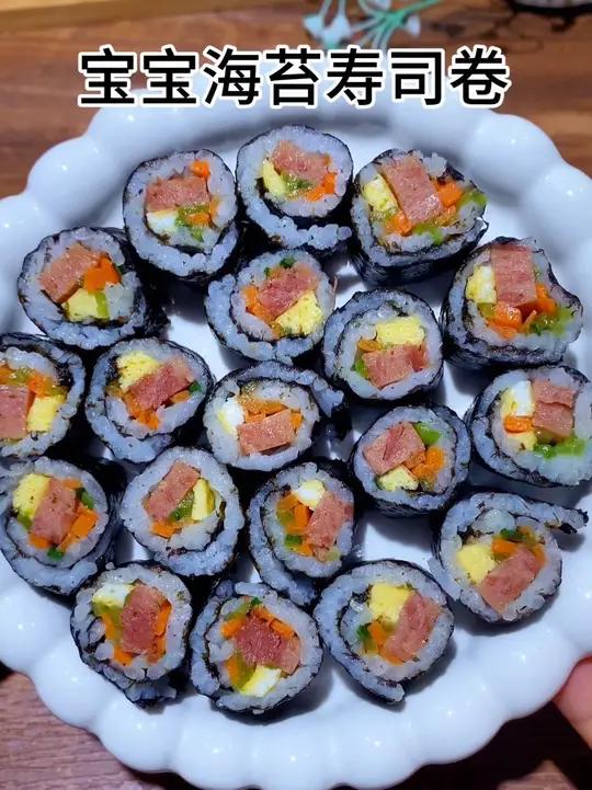 天气热，孩子不爱吃饭，试试换个做法，做成这样的海苔寿司卷，肉蛋菜主食都有了，孩子一口一个可