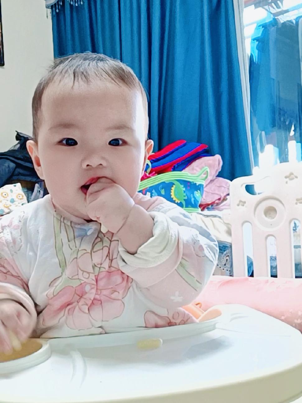 辅食香蕉手指泡芙饼干 小婴儿的日常 吃辅食的宝宝 小人精日常 亲子陪伴记录
