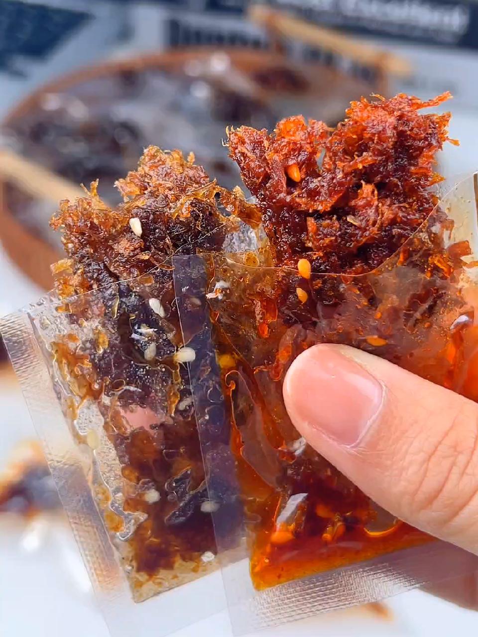 这个灯影牛肉丝真的太好吃了,有五香和麻辣辣两个口味,都是独立小包装,肉质有嚼劲,牛肉味十足