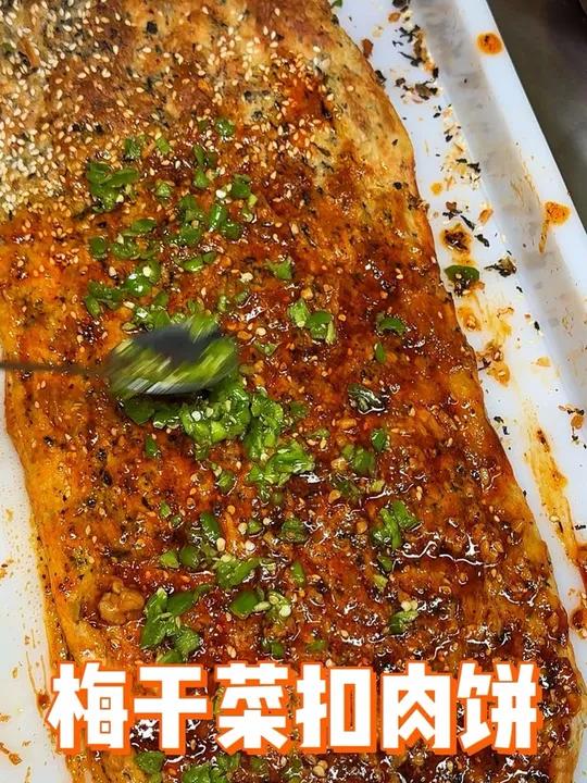 终于也在临沂吃上这个梅干菜扣肉饼了,加上花生酱青椒酱一口贼香
