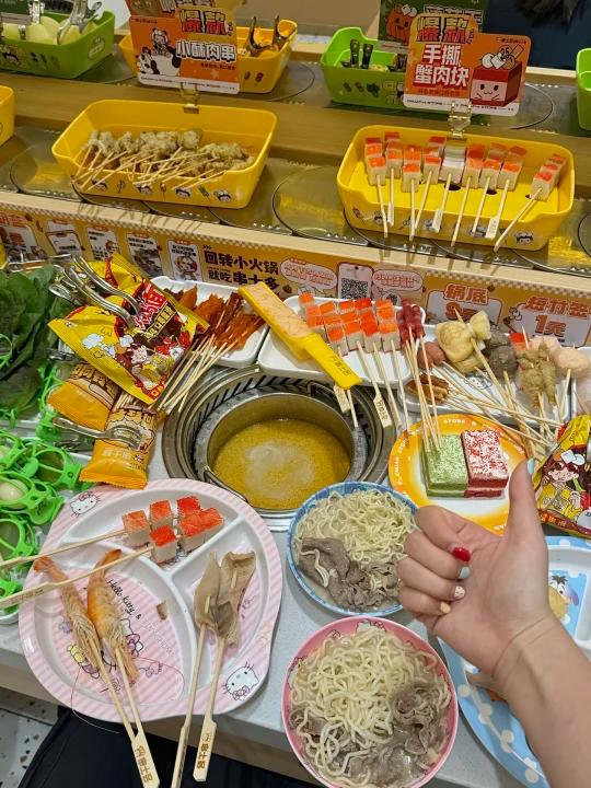 西安首家!卡通主题9r旋转小火锅!