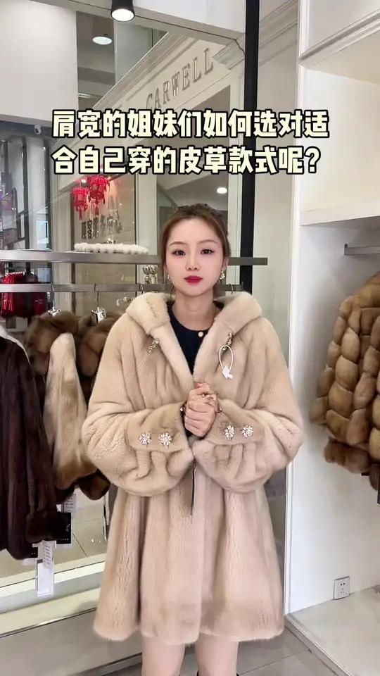 肩宽的姐妹如何选对适合自己的皮草款式呢?大家记住要点哦  1. **V领皮草大衣**   
