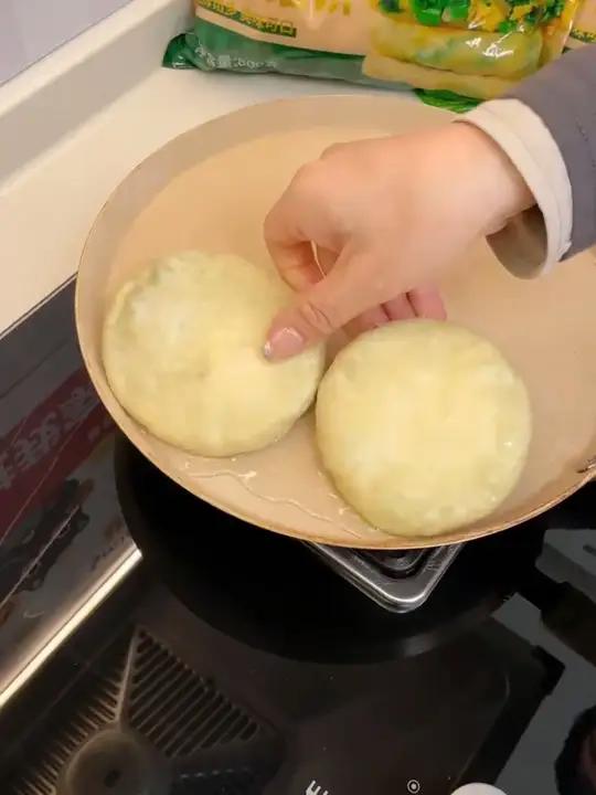 今天吃什么呢?不知道吃什么的,那就做个这个简单的韭菜馅饼吧!皮薄馅多的那种!