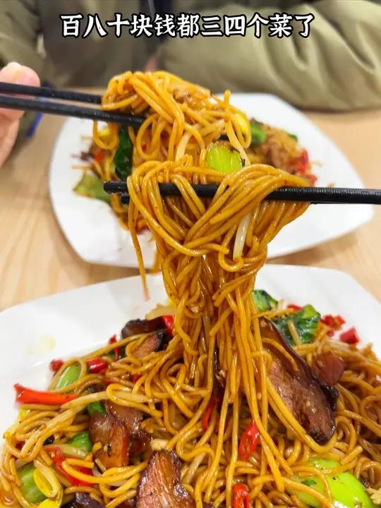 藏在角落里的一家江西菜馆,江西菜除了辣就是性价比高,一百不到能吃四个菜,好吃又下饭