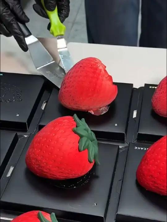奖励好朋友吃冬天的第一个草莓蛋糕