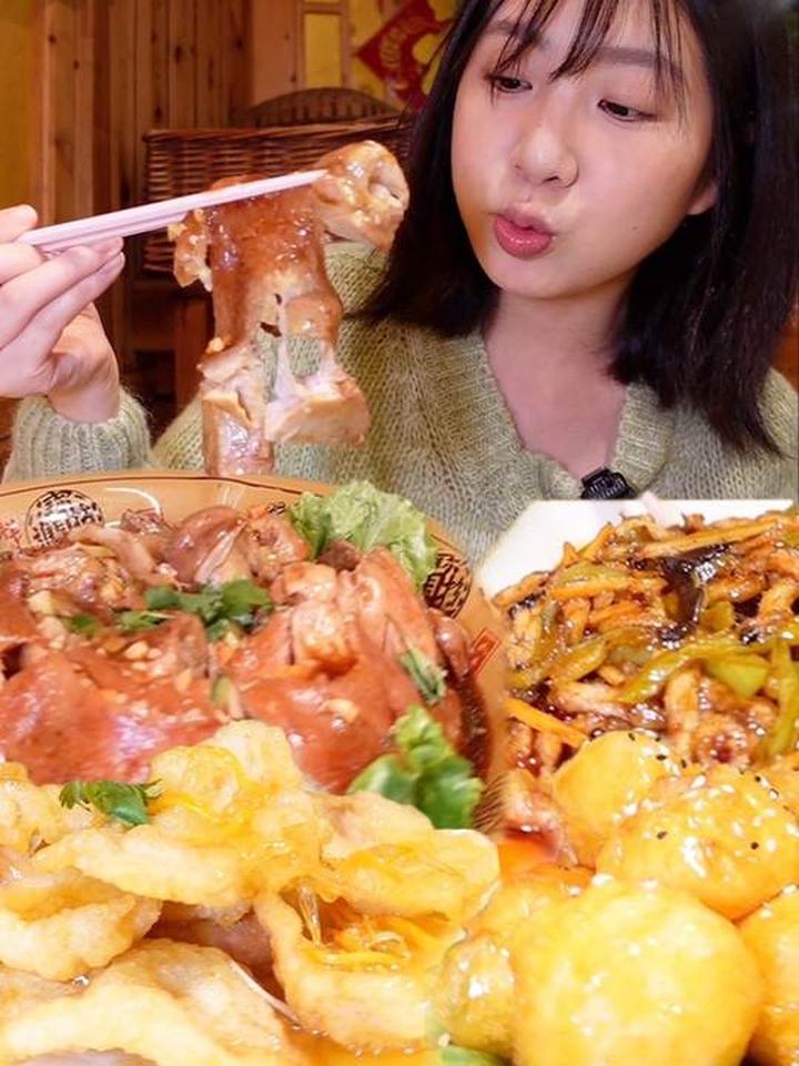 东北菜馆里的特色甜品，味道真好吃！