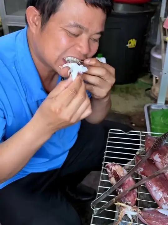 干完活自己炭火烤新鲜小鱿鱼 #泰国大叔泰国美食内容启发搜索种草激励计划全民任务