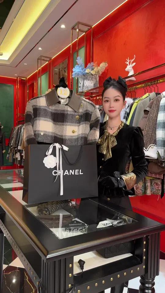 古驰今年的广告语:“喜欢是棋逢对手,但爱是甘拜下风”。原创品牌女装 设计师款 高品质羽绒服