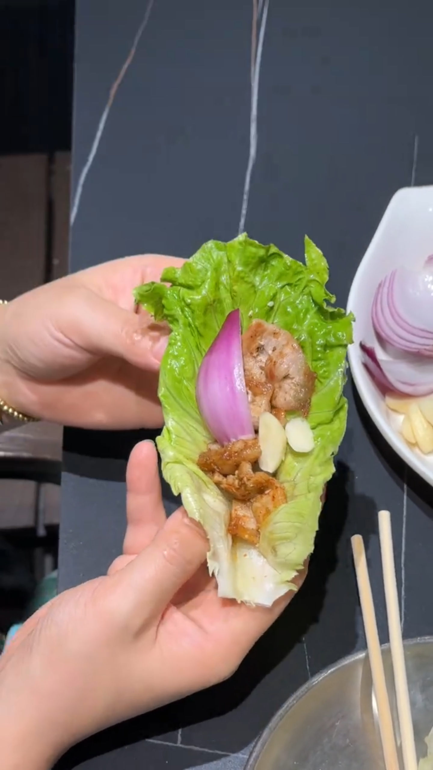 频繁食用“生菜卷烤肉”,女子体内取出20厘米活蛔虫