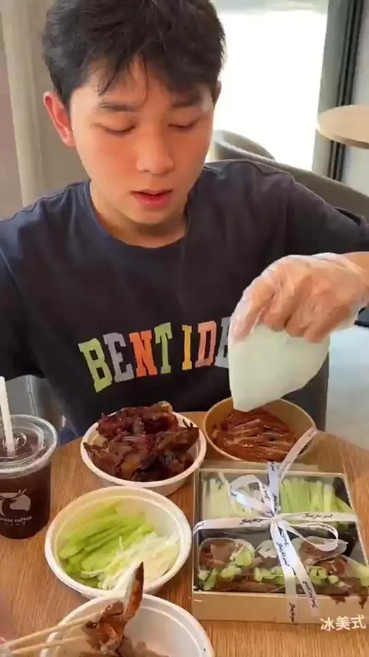 鸭皮酥到掉渣,鸭肉鲜嫩爆汁,蘸一勺秘制甜面酱,一口沦陷老北京味～#美食烤鸭强烈推荐妈呀太香