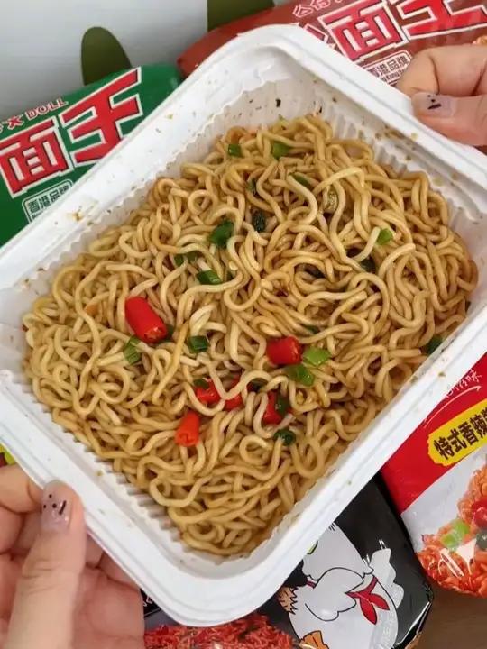 传统的港式风味 香港公仔炒面王巨香巨好吃!劲道的面条搭配灵魂酱汁!宵夜来一碗真的超满足!泡