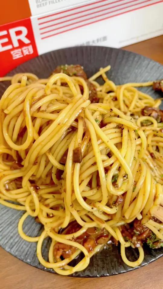 不用去餐厅,在家也能做出好吃到舔盘的 意大利面就是这款空刻意面做法简单方便还实惠,关键味道
