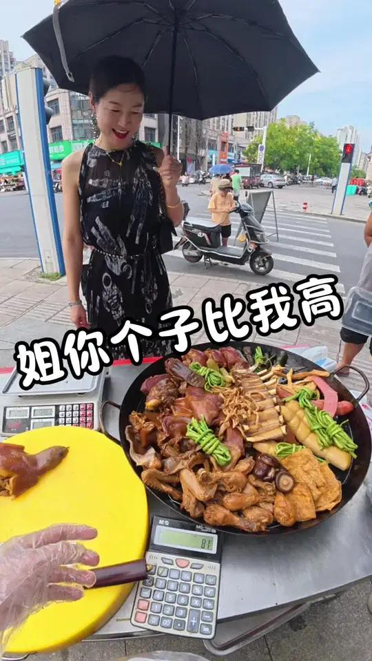 90后小伙在县城摆摊卖卤味