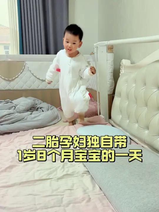 来看看2胎孕妇,独自带1岁8个月宝宝一天有多轻松!中午安排了鳕鱼蒸蛋+裙带菜肉丸子汤,睿哥