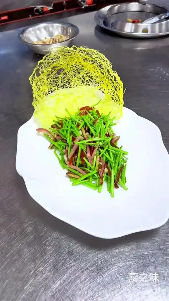 香脆的米网皮装饰菜品,瞬间提升菜品档次。制作过程 凉菜系列