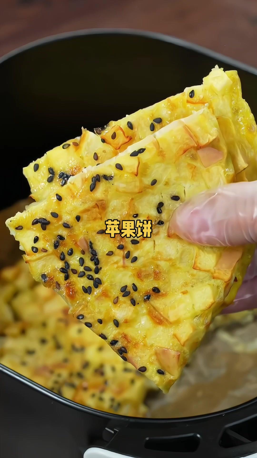 只要一个苹果两个鸡蛋,一份好吃又营养的早餐鸡蛋饼就做好啦!做法简单超快。早餐饼 苹果饼 苹